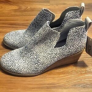 TOMS KALLIE Women`s Size 7 Cheetah Printed Suede Wedge Bootie 10016177